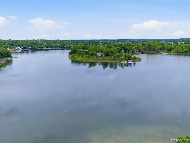 5565 Crescent Road, Waterford, MI 48327