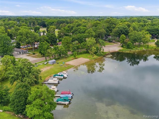 5565 Crescent Road, Waterford, MI 48327