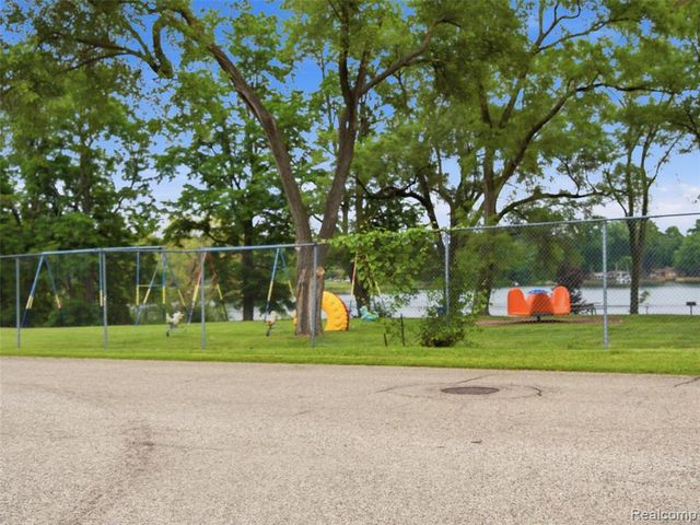5565 Crescent Road, Waterford, MI 48327