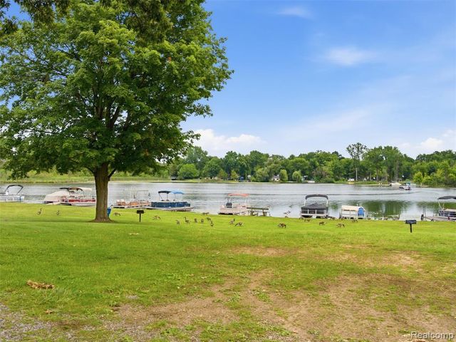 5565 Crescent Road, Waterford, MI 48327