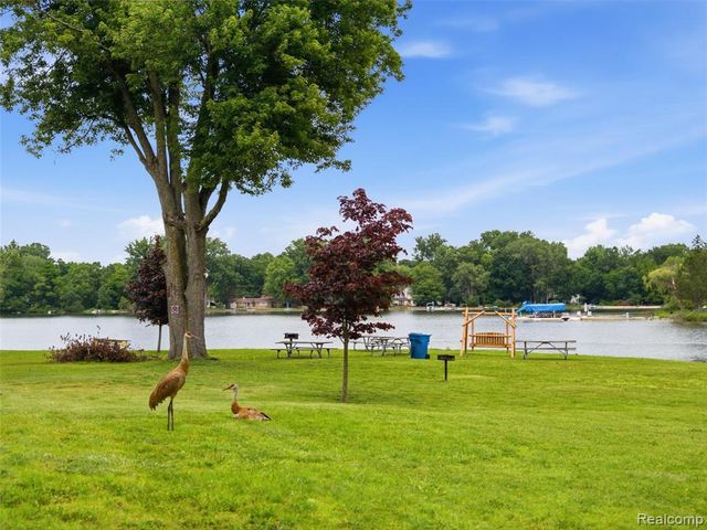 5565 Crescent Road, Waterford, MI 48327