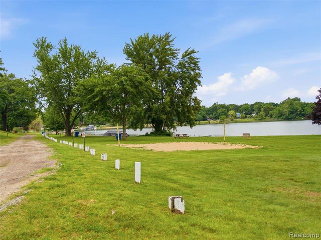 5565 Crescent Road, Waterford, MI 48327