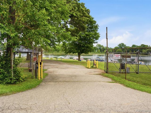 5565 Crescent Road, Waterford, MI 48327