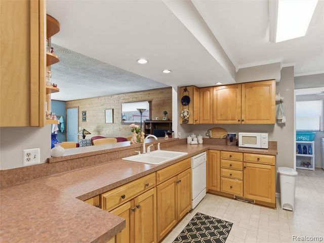 5565 Crescent Road, Waterford, MI 48327
