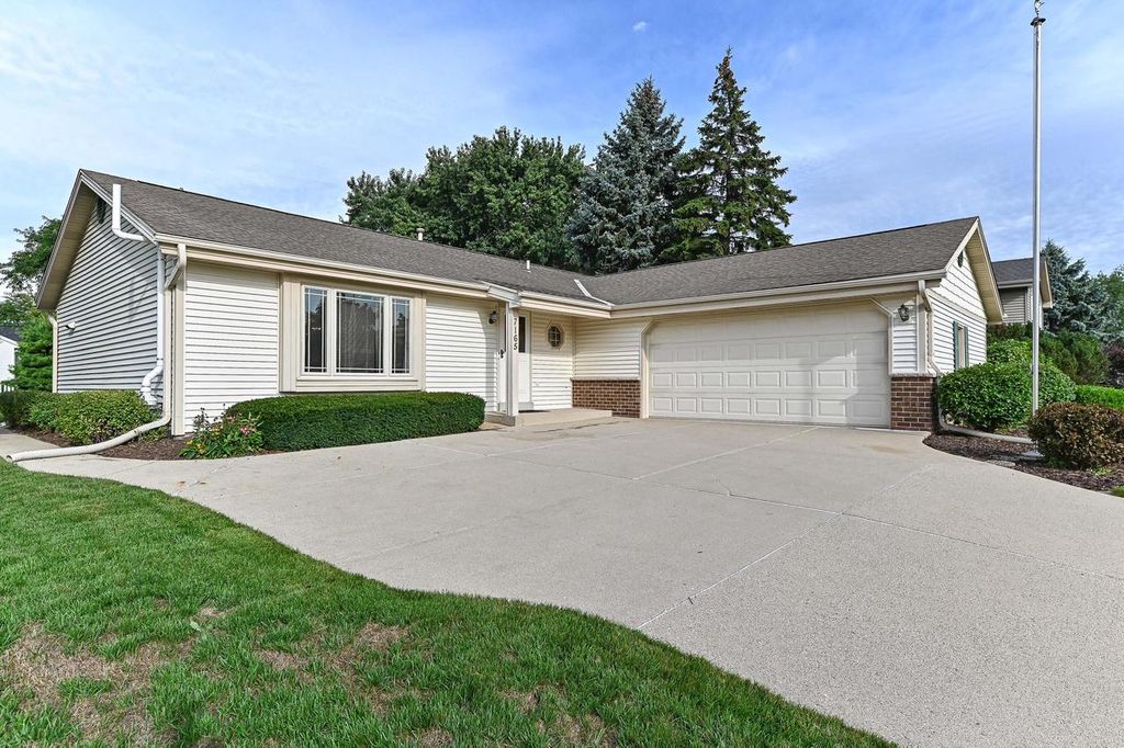 7165 S Tifton DRIVE, Franklin, WI 53132
