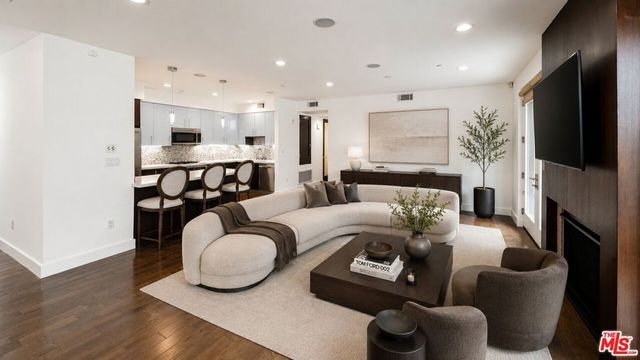 1304 Roxbury Drive 103, Los Angeles, CA 90035