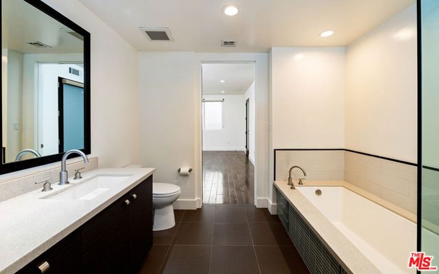 1304 Roxbury Drive 103, Los Angeles, CA 90035