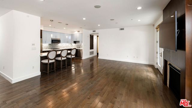 1304 Roxbury Drive 103, Los Angeles, CA 90035