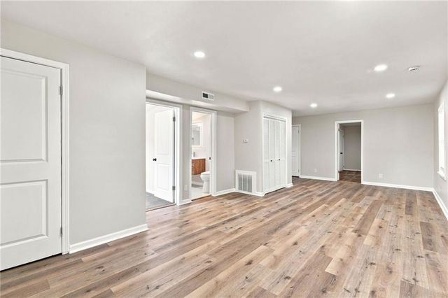 7126 Main Street, Kansas City, MO 64114