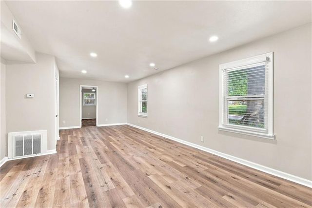7126 Main Street, Kansas City, MO 64114