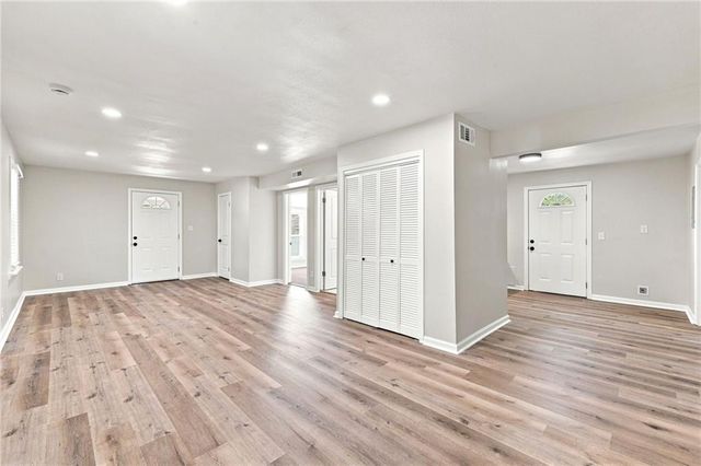 7126 Main Street, Kansas City, MO 64114
