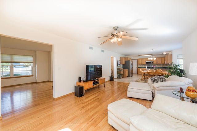 4052 Woodcrest Court, Gurnee, IL 60031
