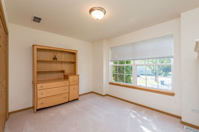 4052 Woodcrest Court, Gurnee, IL 60031