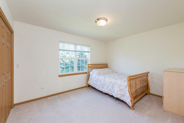 4052 Woodcrest Court, Gurnee, IL 60031