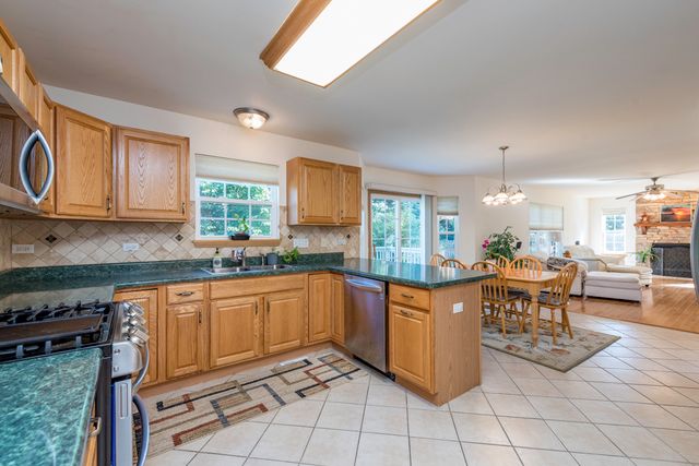 4052 Woodcrest Court, Gurnee, IL 60031