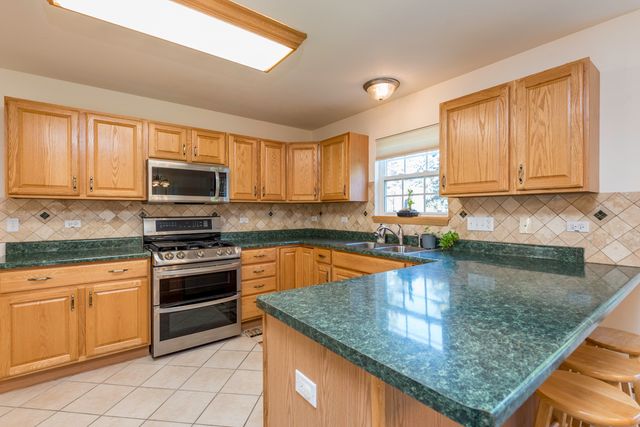 4052 Woodcrest Court, Gurnee, IL 60031