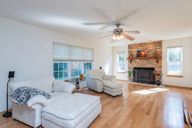 4052 Woodcrest Court, Gurnee, IL 60031