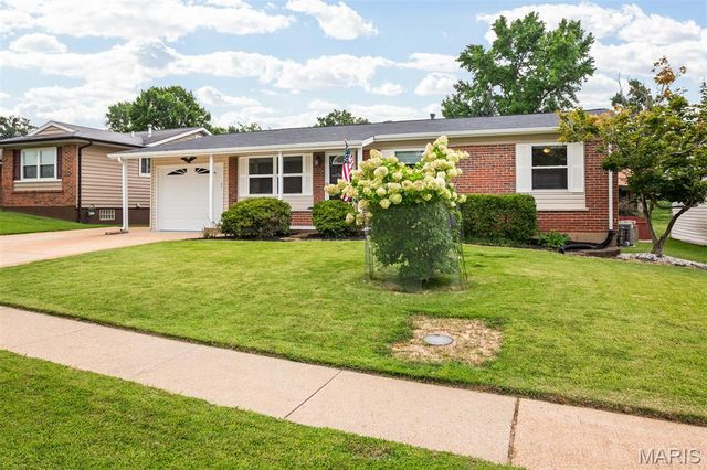 11824 Welcome Drive, Maryland Heights, MO 63043