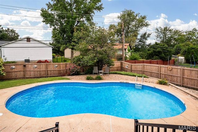 11824 Welcome Drive, Maryland Heights, MO 63043