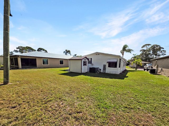 35 Flores Del Norte, Fort Pierce, FL 34951