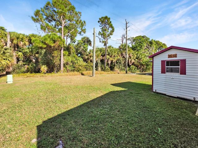 35 Flores Del Norte, Fort Pierce, FL 34951
