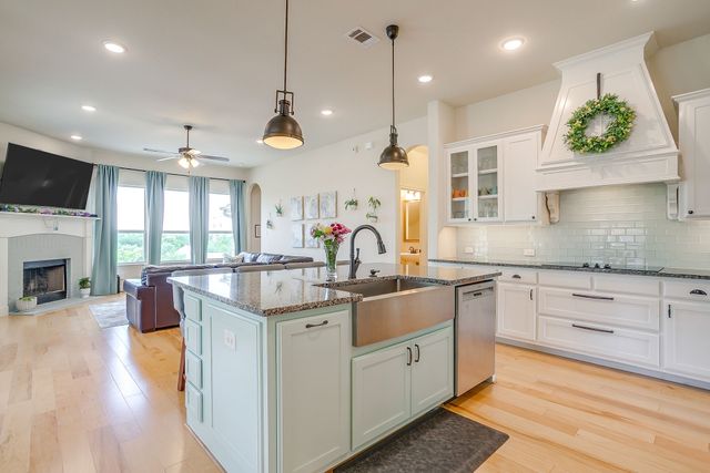 416 Bluffside Trail, Benbrook, TX 76126