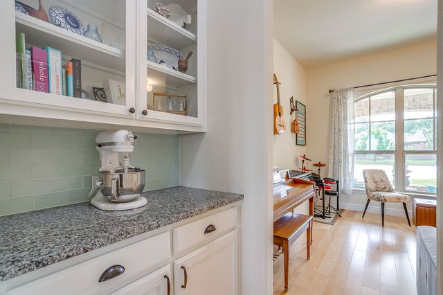 416 Bluffside Trail, Benbrook, TX 76126