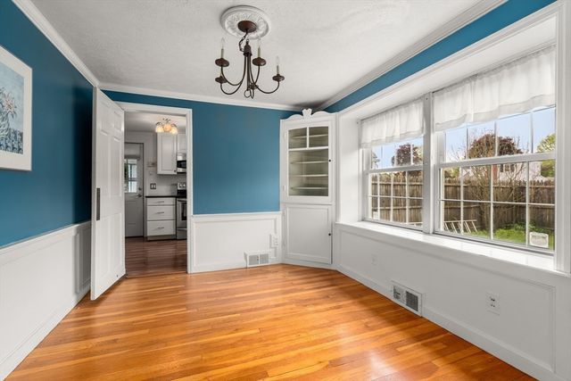 39 Pleasant St, Holyoke, MA 01040