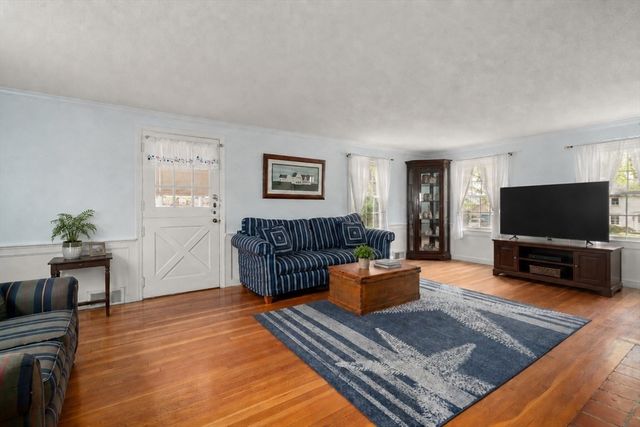 39 Pleasant St, Holyoke, MA 01040