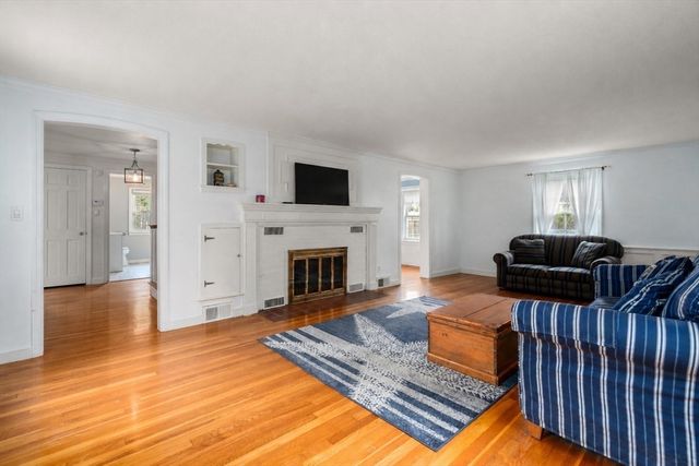 39 Pleasant St, Holyoke, MA 01040