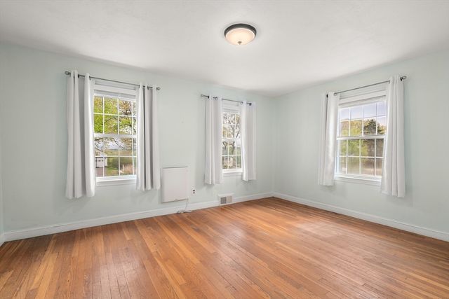 39 Pleasant St, Holyoke, MA 01040