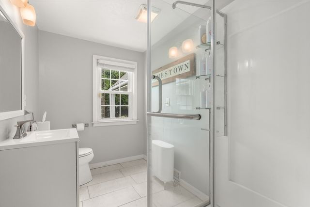 39 Pleasant St, Holyoke, MA 01040