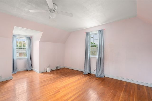39 Pleasant St, Holyoke, MA 01040