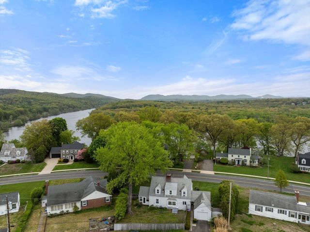 39 Pleasant St, Holyoke, MA 01040