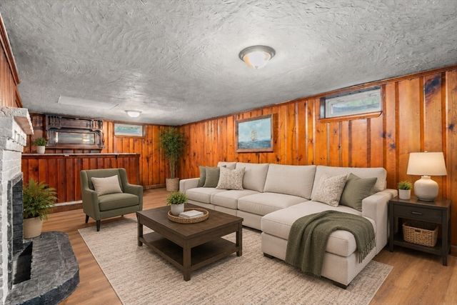 39 Pleasant St, Holyoke, MA 01040