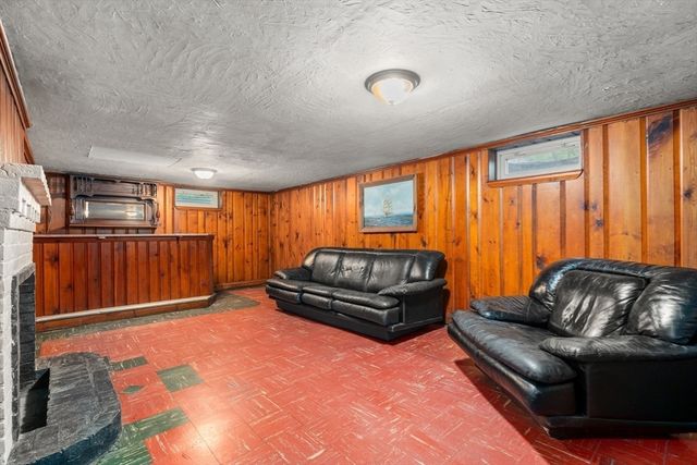 39 Pleasant St, Holyoke, MA 01040