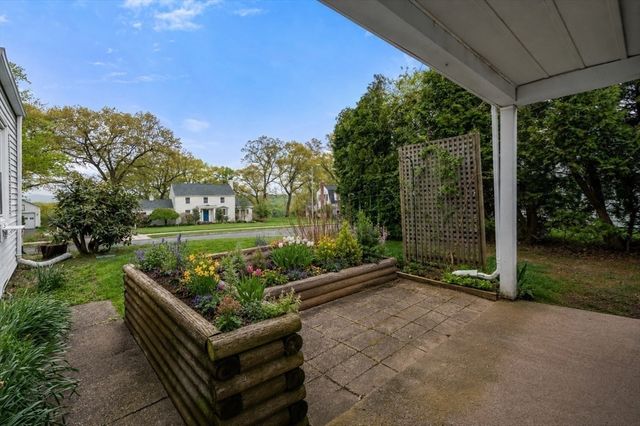 39 Pleasant St, Holyoke, MA 01040