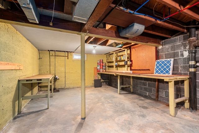 39 Pleasant St, Holyoke, MA 01040