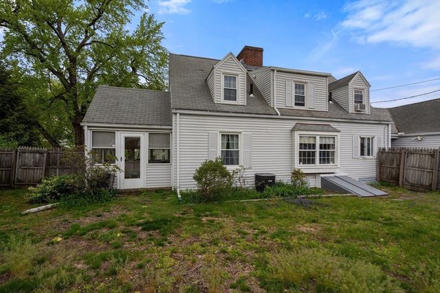 39 Pleasant St, Holyoke, MA 01040
