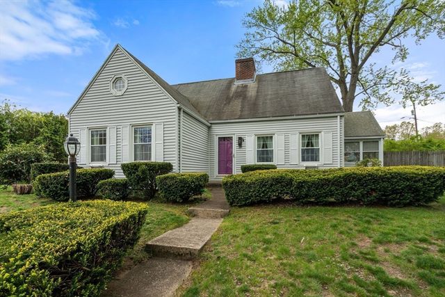 39 Pleasant St, Holyoke, MA 01040