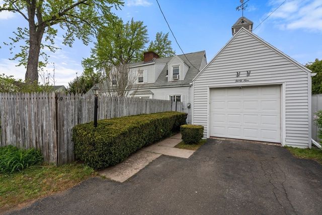 39 Pleasant St, Holyoke, MA 01040
