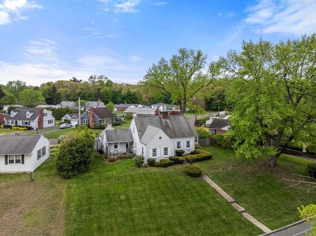 39 Pleasant St, Holyoke, MA 01040