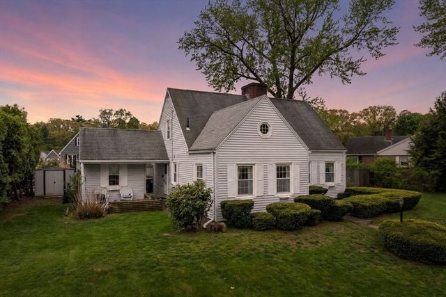 39 Pleasant St, Holyoke, MA 01040