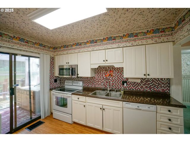 2620 CHAMBERS St, Eugene, OR 97405