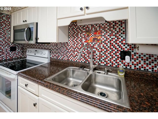 2620 CHAMBERS St, Eugene, OR 97405