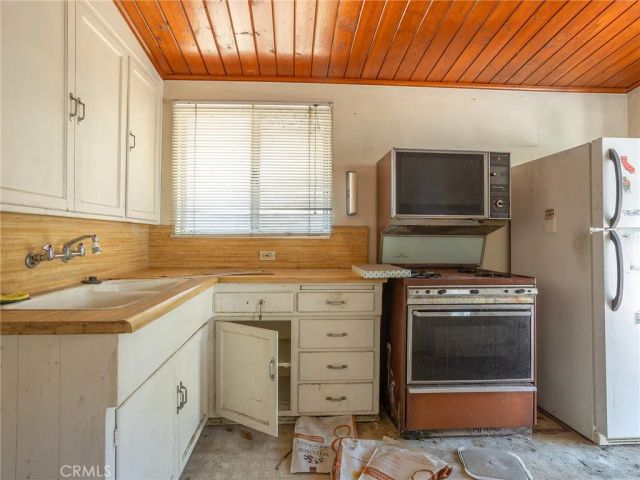 14301 Roscoe, Panorama City, CA 91402