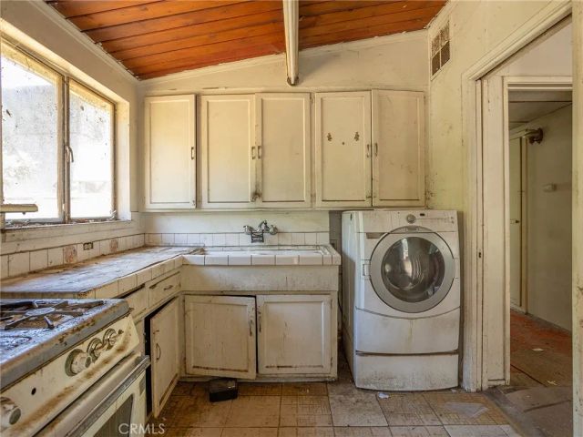 14301 Roscoe, Panorama City, CA 91402