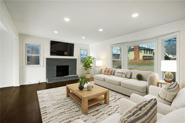 809 Swope Drive, Independence, MO 64056