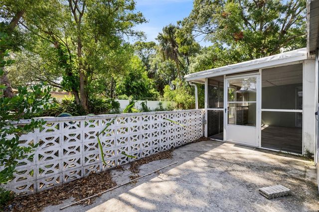 206 N GUNLOCK AVENUE, Tampa, FL 33609