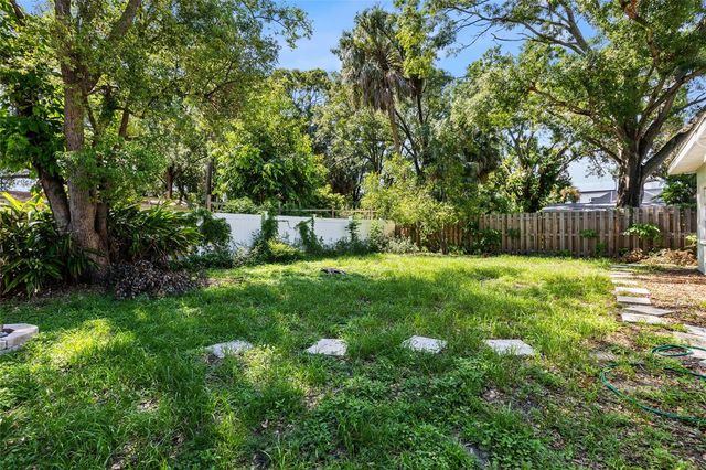 206 N GUNLOCK AVENUE, Tampa, FL 33609